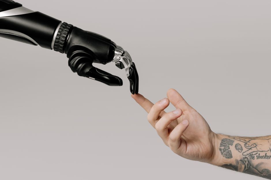AI content tools vs human writers: what works best in 2026