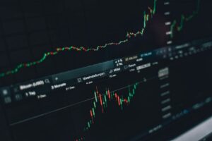 Growth stocks vs value stocks: which strategy wins in 2026