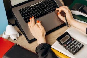 How to become an online bookkeeper and work from anywhere