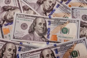 How to start investing with just 100 dollars in 2026
