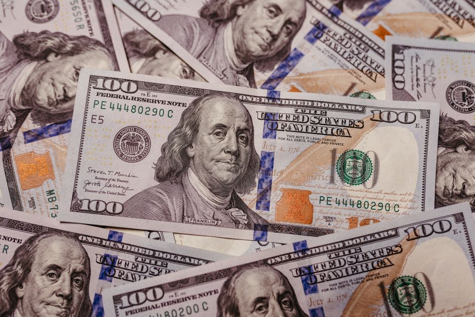 How to start investing with just 100 dollars in 2026