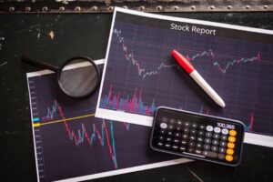 What is a P/E ratio and how to use it to find undervalued stocks