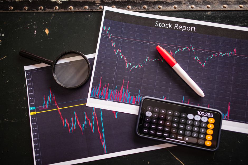 What is a P/E ratio and how to use it to find undervalued stocks