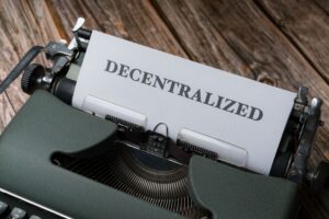 How DAOs work: decentralized organizations explained simply