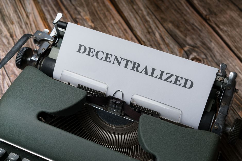 How DAOs work: decentralized organizations explained simply