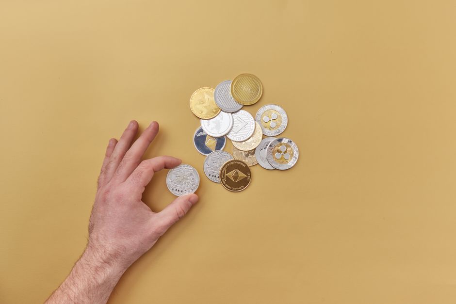 How to research an altcoin before investing in 2026
